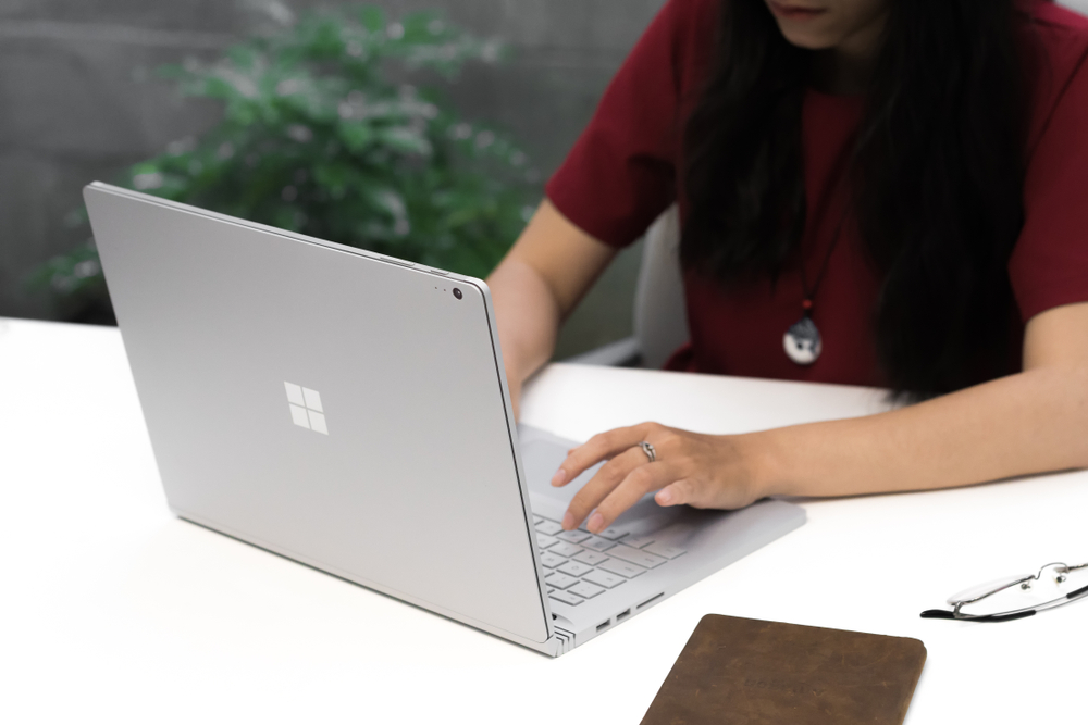 Обзор Microsoft Surface Laptop 2: стоит ли его покупать в 2025?